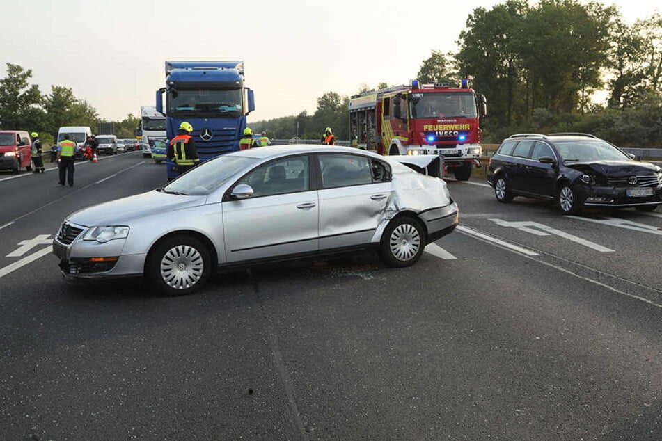Am Unfallort blieben beide VW Passats zurück, der beteiligte Lkw soll geflüchtet sein.
