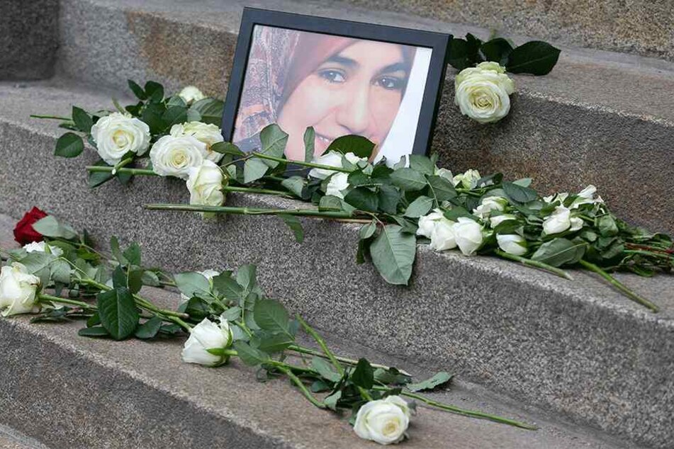 Marwa El-Sherbini wurde nur 31 Jahre alt. Auf den Stufen des Landgerichtes Dresden stand lange ein Bild der getöteten Ägypterin. Hier wurden Blumen abgelegt.