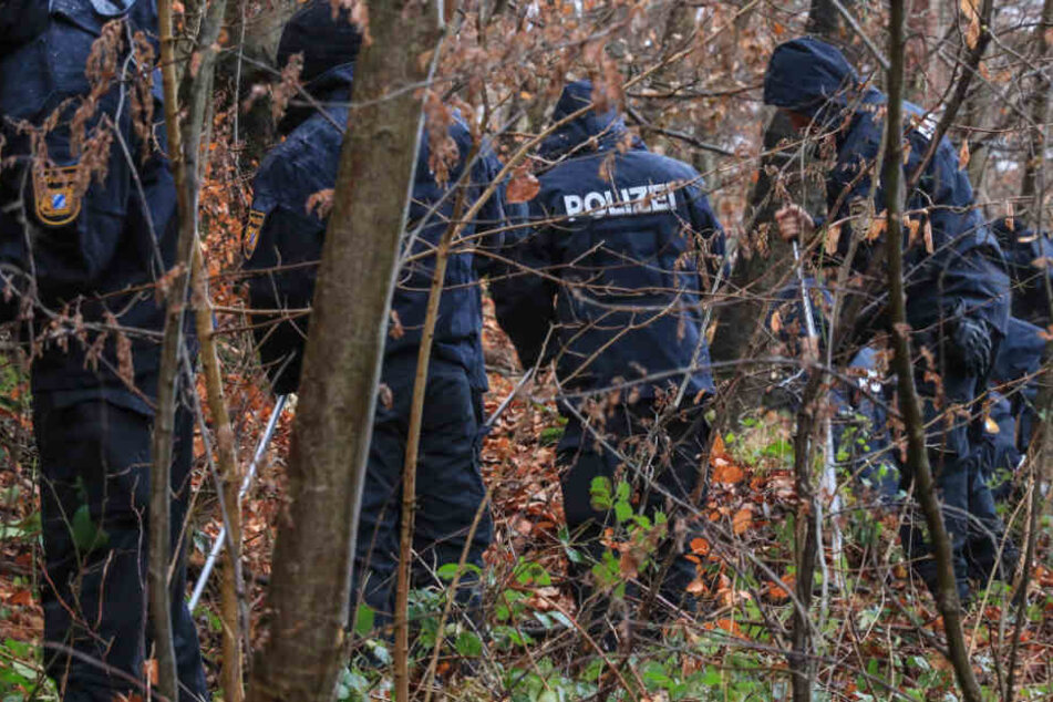 Im Unterholz hatten zwei Spaziergänger eine Woche zuvor ein menschliches Skelett gefunden.