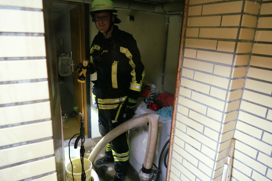 Feuerwehrleute pumpen vollgelaufene Keller in Buchholz leer.