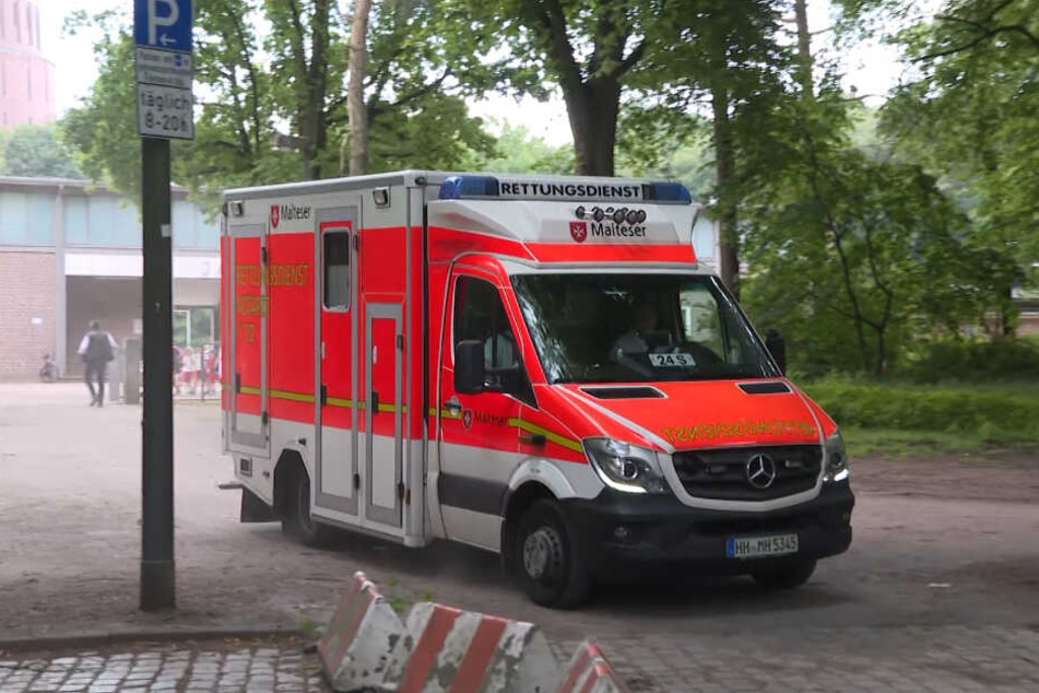 Mit einem Rettungswagen ging es für drei Kinder ab ins Krankenhaus.