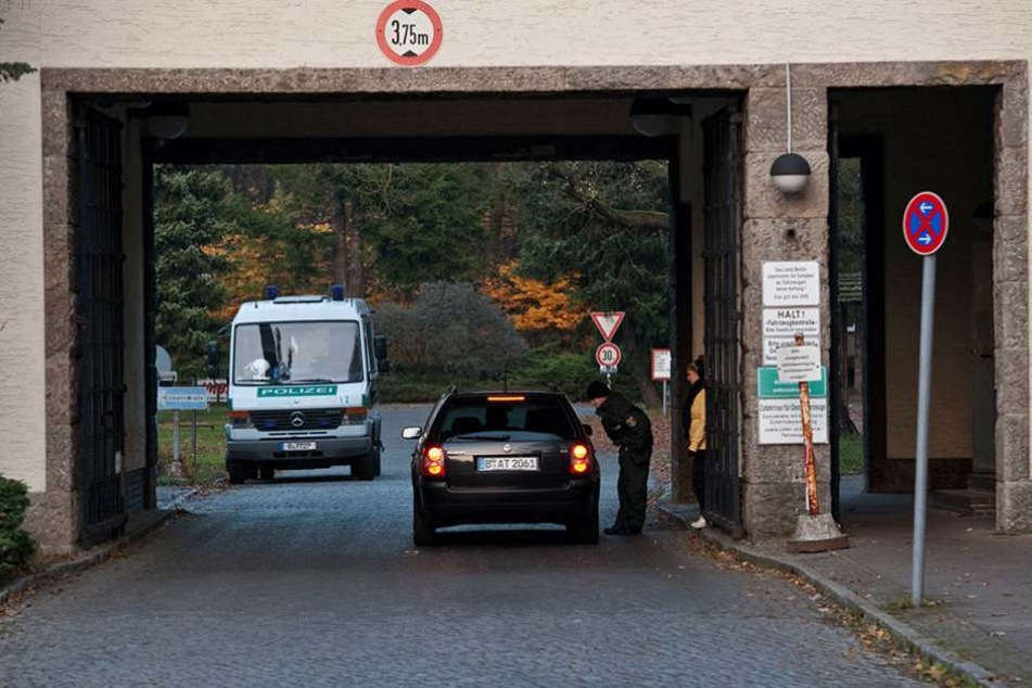 Die Zufahrt zum Sitz der Bereitschaftspolizei auf der Ruppiner Chaussee, welcher sich auch in einem maroden Zustand befindet.