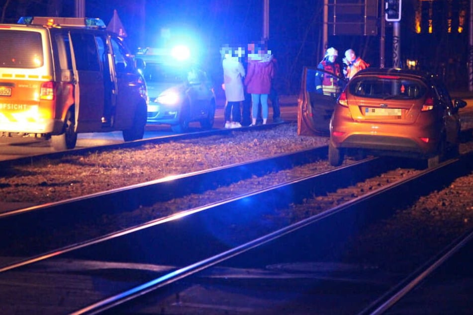 Der Ford Fiesta einer Eilenburgerin blieb am Samstagabend auf der Leipziger Waldstraße im Gleis stecken.