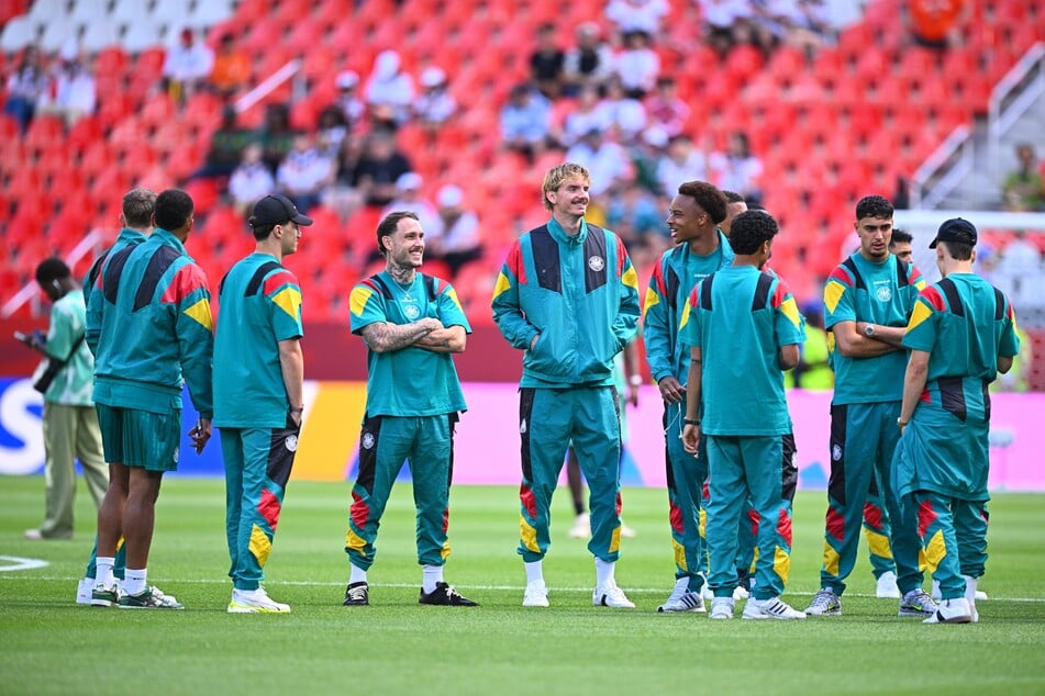 Das DFB-Team inspiziert den Rasen in Toronto.