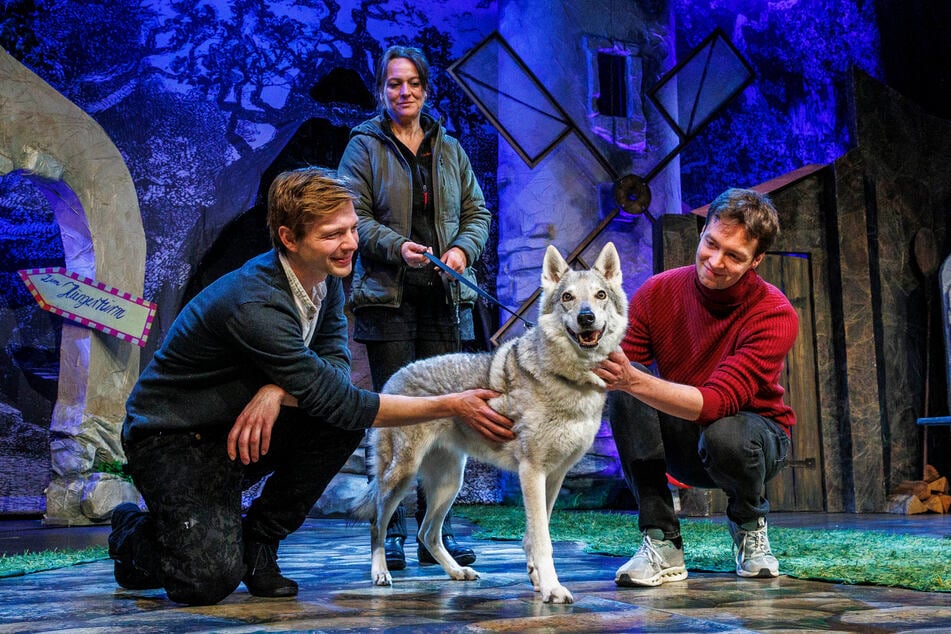 Die Schauspieler Volkmar Leif Gilbert (34, l.) und Stephan Schöne (32) freunden sich im Beisein von Besitzerin Sandra Charwat (47) mit Nadra an.