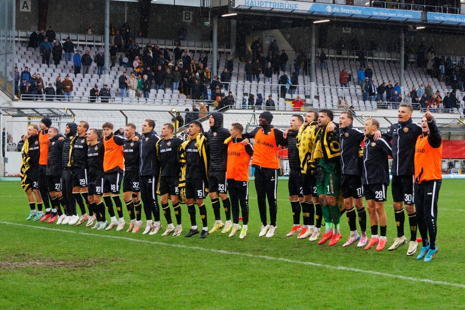 Am Ende der nervenaufreibenden 90 Minuten waren alle Dresdner glücklich. Die Mannschaft hüpfte vor den eigenen Fans.