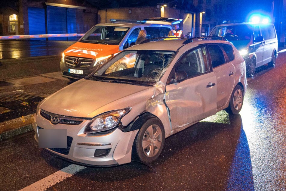 Der Hyundai wurde bei dem Crash an der Seite erfasst und schwer beschädigt.