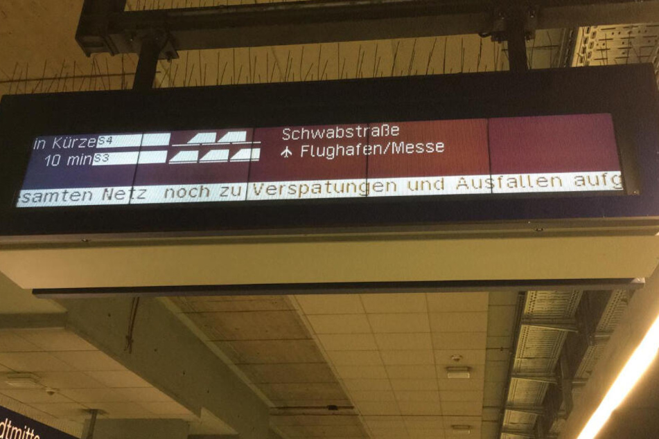 Eine Anzeigetafel weist auf Verspätungen und Ausfälle hin.