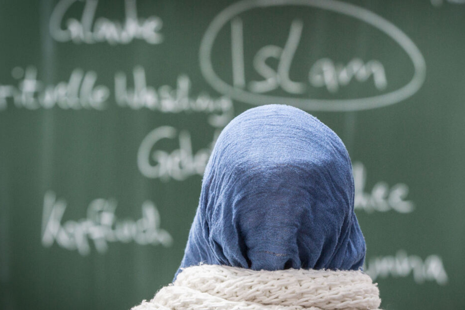 Dass Schülerinnen in NRW kein Kopftuch mehr tragen dürfen, ist vorerst vom Tisch (Symbolbild).