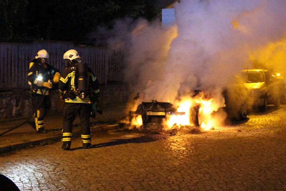 Immer wieder brennen im Leipziger Stadtgebiet Autos, wie beispielsweise dieser BMW in der Nacht auf den 21. August brannte im Musikerviertel.