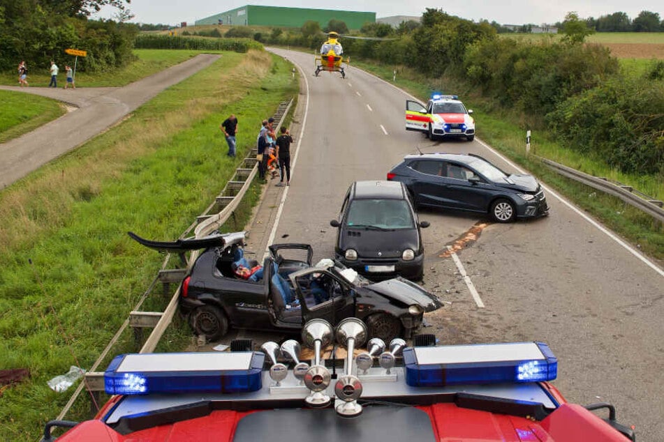 Einsatzkräfte an der Unfallstelle.