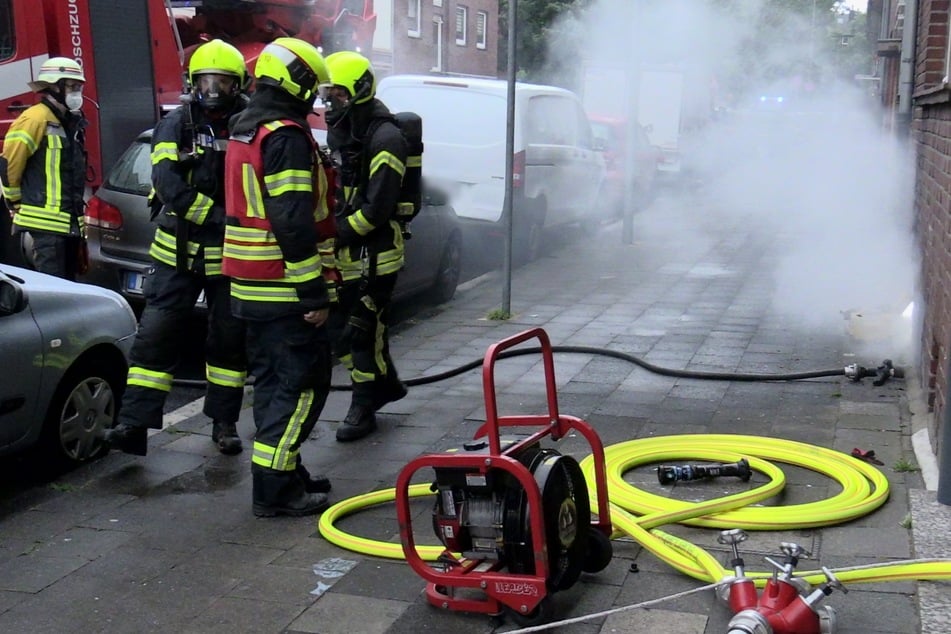 Aufgrund der Brandschäden ist das Mehrfamilienhaus in der Alemannenstraße aktuell unbewohnbar. Der Energieversorger hat zur Sicherheit Gas und Strom abgestellt.