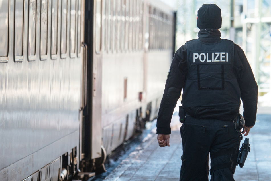 Frau rastet im Hauptbahnhof völlig aus: Polizei muss knallhart durchgreifen!