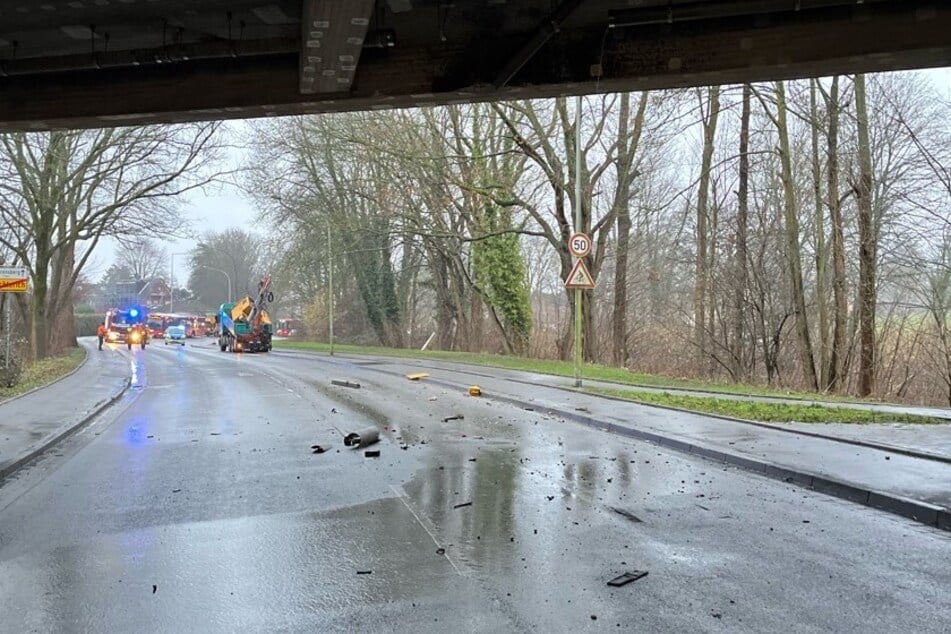 Nachdem ein Lkw-Kranarm gegen eine Unterführung gekracht ist, musste die A4 bei Aachen gesperrt werden.