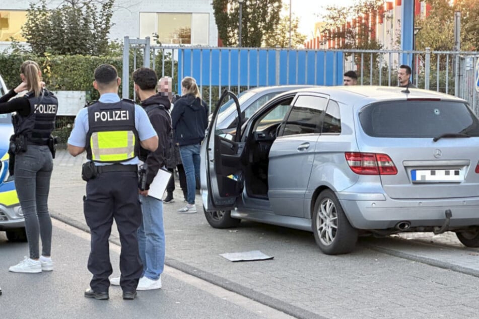 Die Polizei ist mit einem Großaufgebot vor Ort. Im Hintergrund ist der Mercedes des Opfers mit durchschossener Heckscheibe zu sehen.