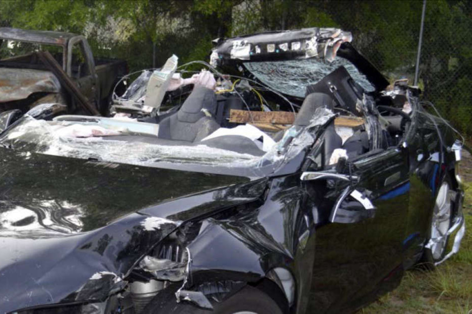 Das von der US-Verkehrsbehörde National Transportation Safety Board zur Verfügung gestellte Foto der Florida Highway Patrol zeigt das zerstörte Tesla-Model S.