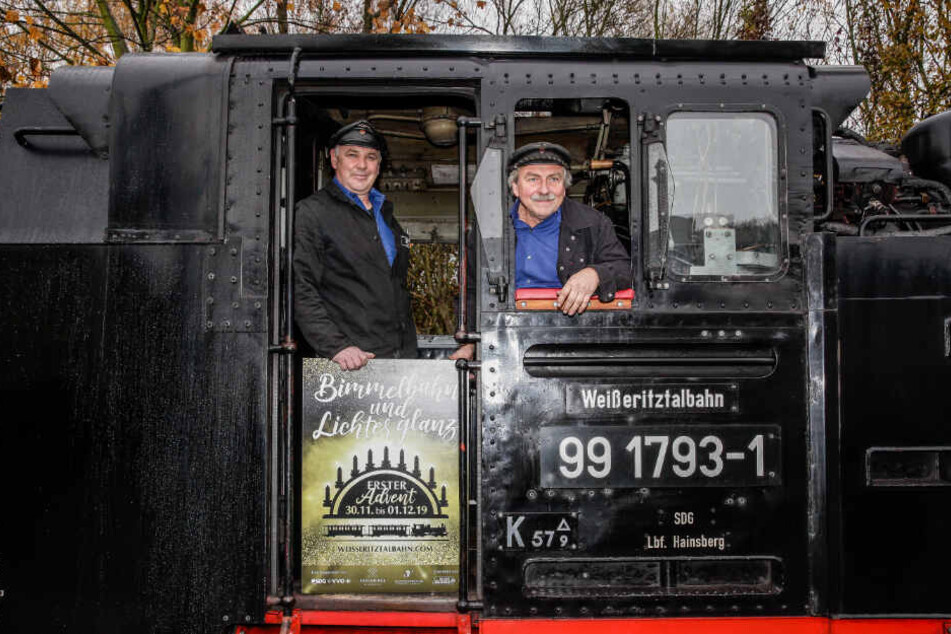 Auch die beiden Lokführer Mike Kreß (50, l.) und Andrè Aurich (57) freuen sich schon auf "Bimmelbahn und Lichterglanz".