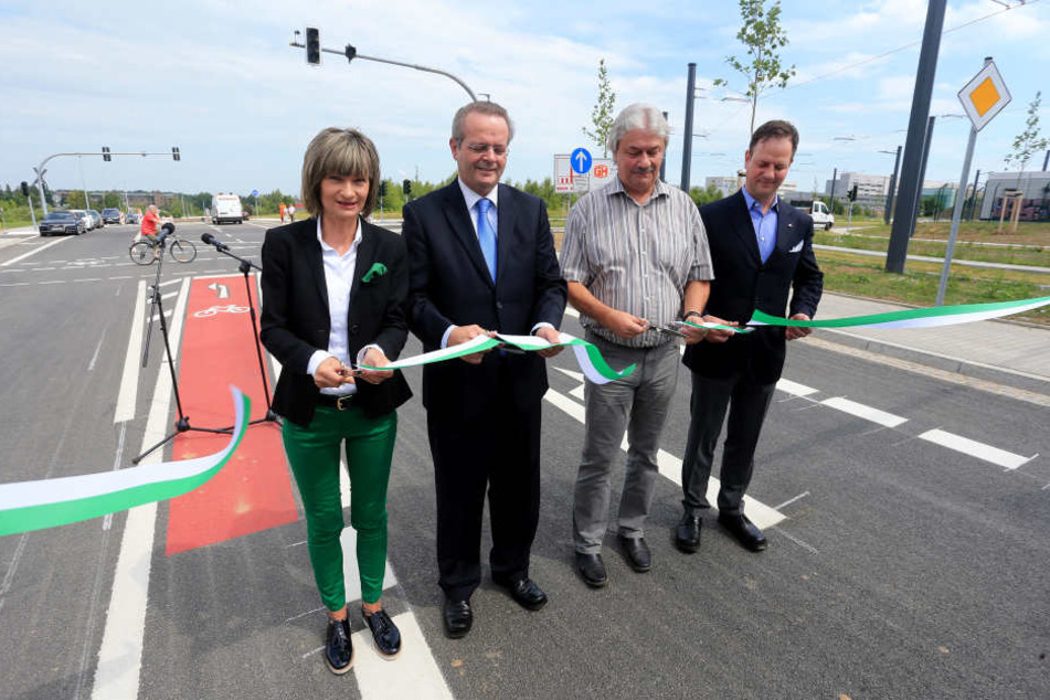 OB Barbara Ludwig, TU-Kanzler Eberhard Alles, Klaus Heinek von der Baufirma
Bögl und Daniel Hüttner von der Baufirma Gunter Hüttner (v.l.) geben die
Fraunhoferstraße frei.