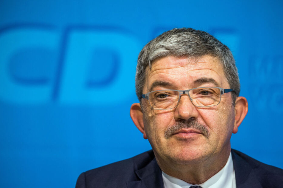 Innenminister Lorenz Caffier (CDU) zeigt sich erschüttert und fassungslos nach den Festnahmen von SEK-Beamten.