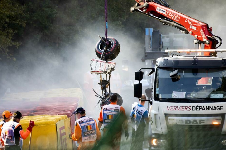 Das Wrack des Rennwagen von Juan Manuel Correa (20) vom Team Sauber wird nach dem schweren Unfall geborgen. (Archivbild)