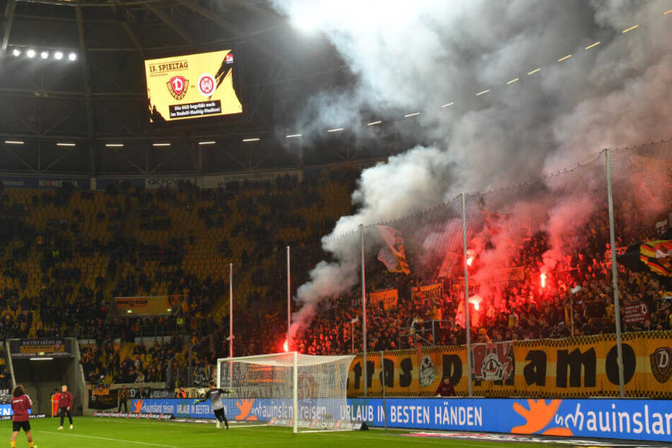 Schon bei der Erwärmung vor dem Spiel gegen den SV Wehen Wiesbaden wurde Pyrotechnik abgefackelt.