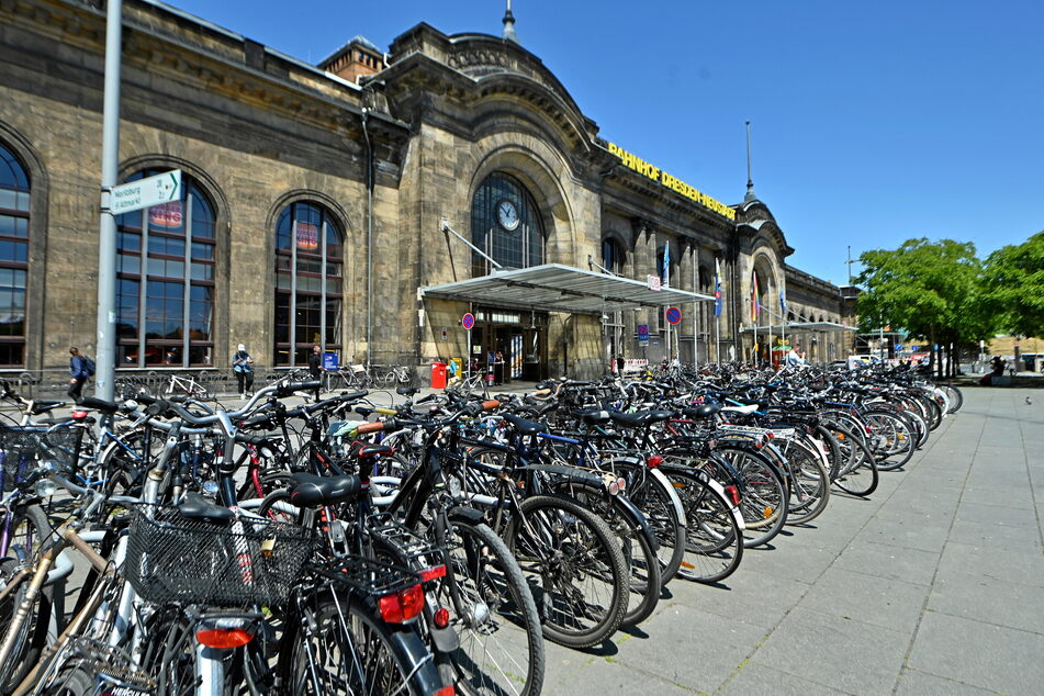 Dresden: Fahrräder vor dem Bahnhof Neustadt müssen weichen
