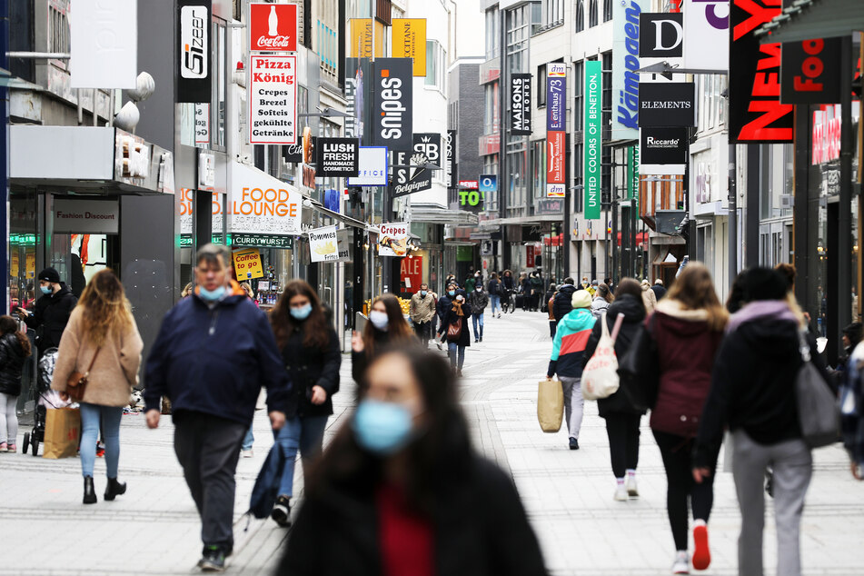 Die Kölner Innenstadt füllt sich nach den Corona-Lockerungen wieder. Die Wirtschaft zeigt sich zuversichtlich.