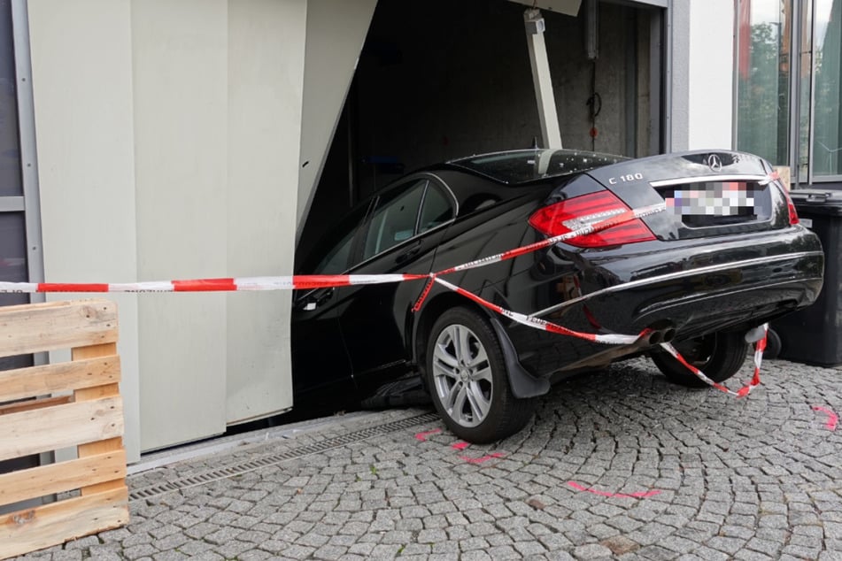Mercedes-Fahrer streift Autos, verletzt Fußgänger und kracht in Fahrstuhlschacht