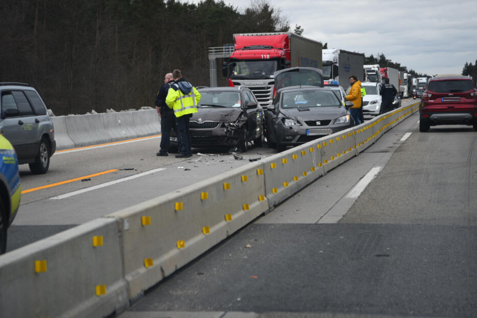 Mindestens zwei Autos sind an dem Unfall beteiligt.