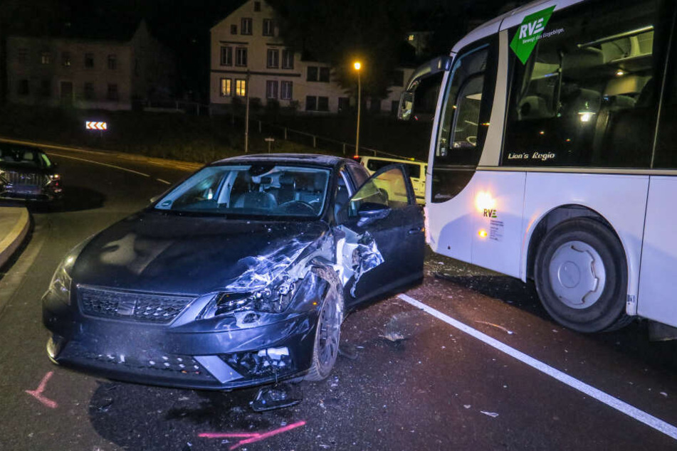 Der Seat krachte auf der B169 gegen den entgegenkommenden Bus.