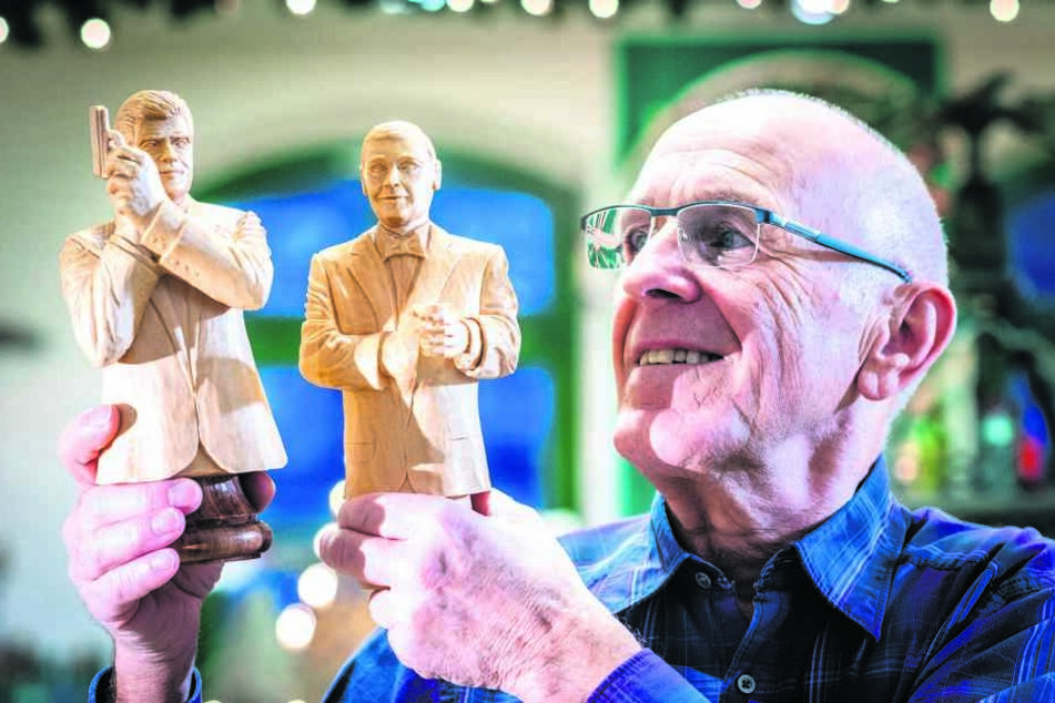 Frank Hunger (70), Mitglied des Niederwürschnitzer Schnitzvereins, zeigt die Bond-Darsteller Pierce Brosnan (l.) und Sean Connery als Schachfiguren.