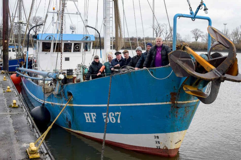 Harald Zeeck (von links nach rechts), Lothar Bukow, Walter Zeeck, Olaf Jensen, Jan Winkels, Claus Zeeck und Wilhelm Grube sind die letzten Stintfischer auf der Elbe.