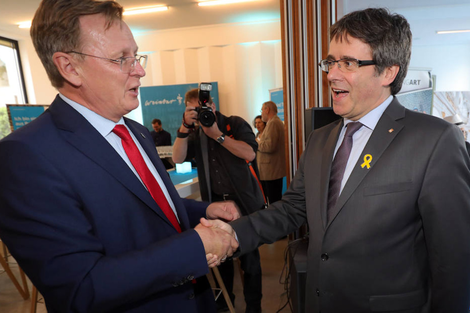 Ministerpräsident Bodo Ramelow (62, li.) begrüßte Carles Puigdemont (55) beim Sommerfest am Montag in der thüringischen Landesvertretung.