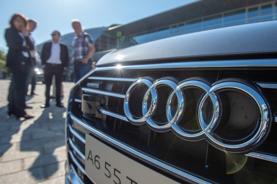 Personen an einem Audi A6. (Symbolbild)