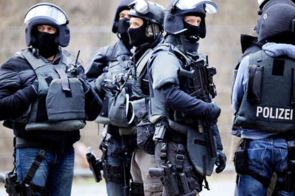 In Hamburg rückte im vergangenen Jahr das SEK an und fand zahlreiche Waffen bei einem Mann. (Symbolbild)