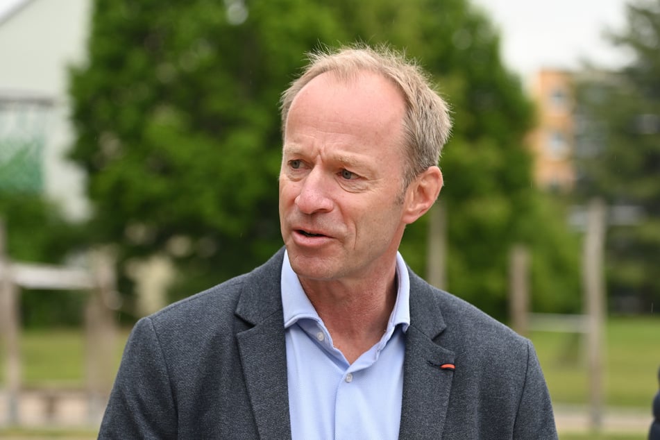 Ordnungsbürgermeister Knut Kunze (53, parteilos) schaute sich den neuen Blitzer begeistert an.