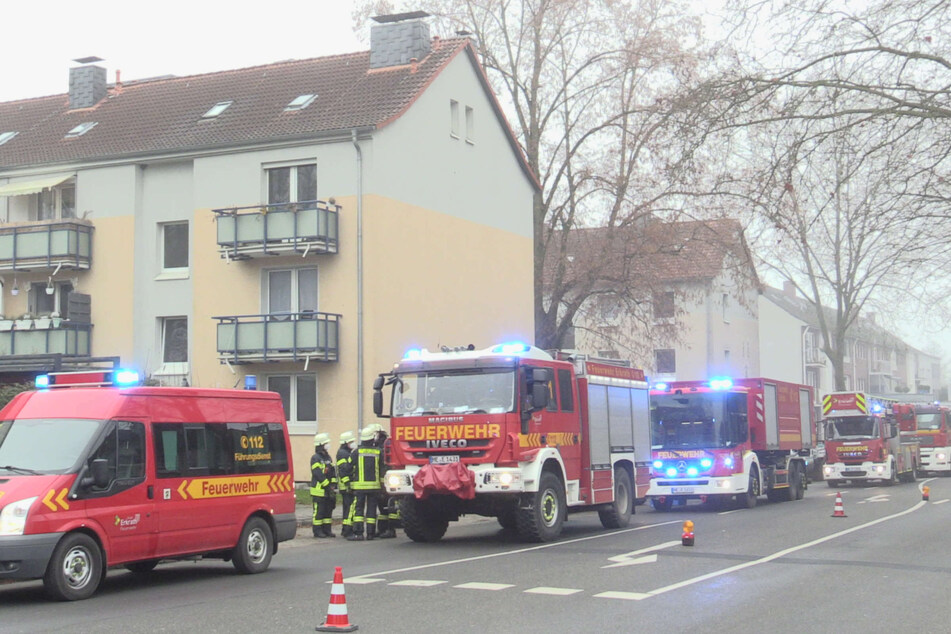 Die Feuerwehr war während des Wohnungsbrands in Erkrath am Freitagmorgen mit zahlreichen Kräften vor Ort.