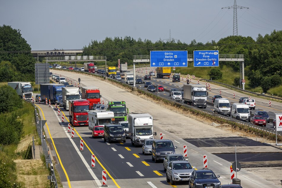 Auf der A4 herrscht gegen 14 Uhr Stau (Symbolbild).