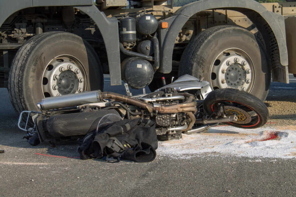Das Motorrad wurde unter dem Laster eingeklemmt.