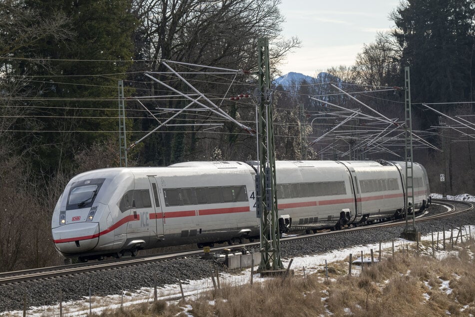 Aus den ICE-Triebwerken stieg plötzlich Rauch auf. (Symbolfoto)
