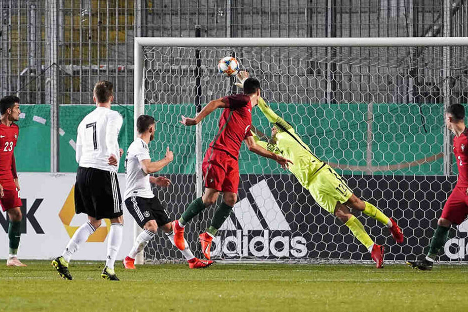 Was für ein Pfund! Dynamos Dzenis Burnic (Nr. 7) ballerte per Volleyschuss das Leder in die Maschen. Sein Treffer war gleichzeitig das Siegtor.