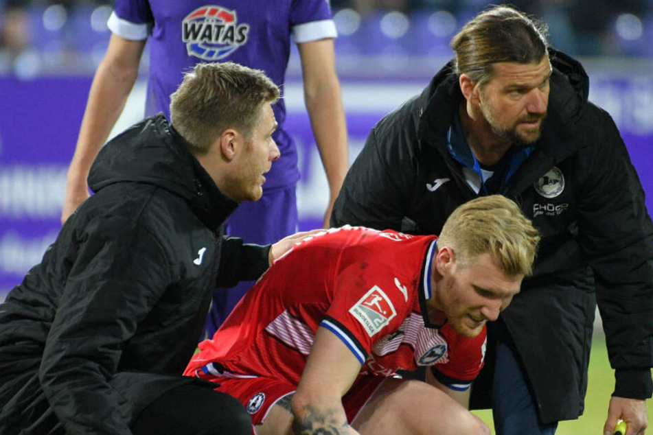 Andreas Voglsammer wurde sofort von der medizinischen Abteilung der Arminia versorgt.