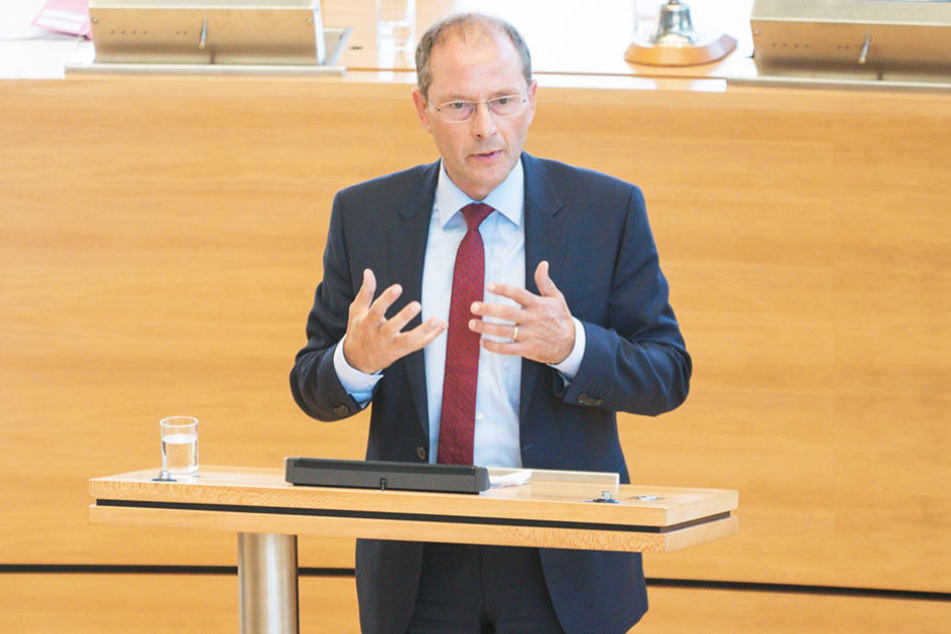 Innenminister Markus Ulbig (52, CDU) gab in seiner Antwort alarmierende Zahlen bekannt.