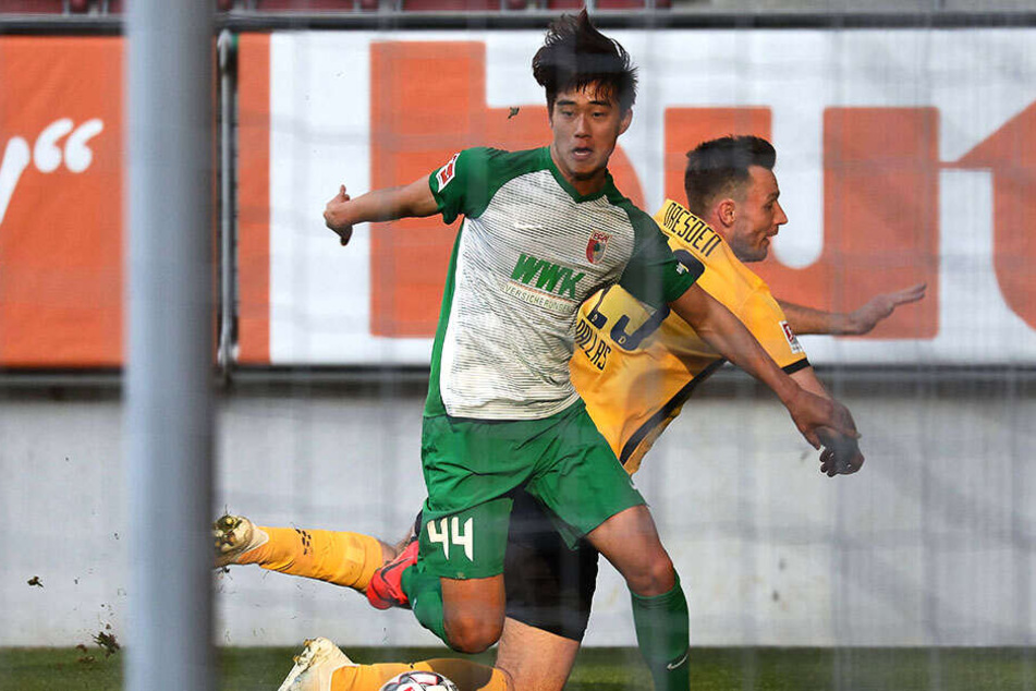 Florian Ballas (hint.) hat hier im Zweikampf mit dem Augsburger Seong-Hoon Cheon das Nachsehen.
