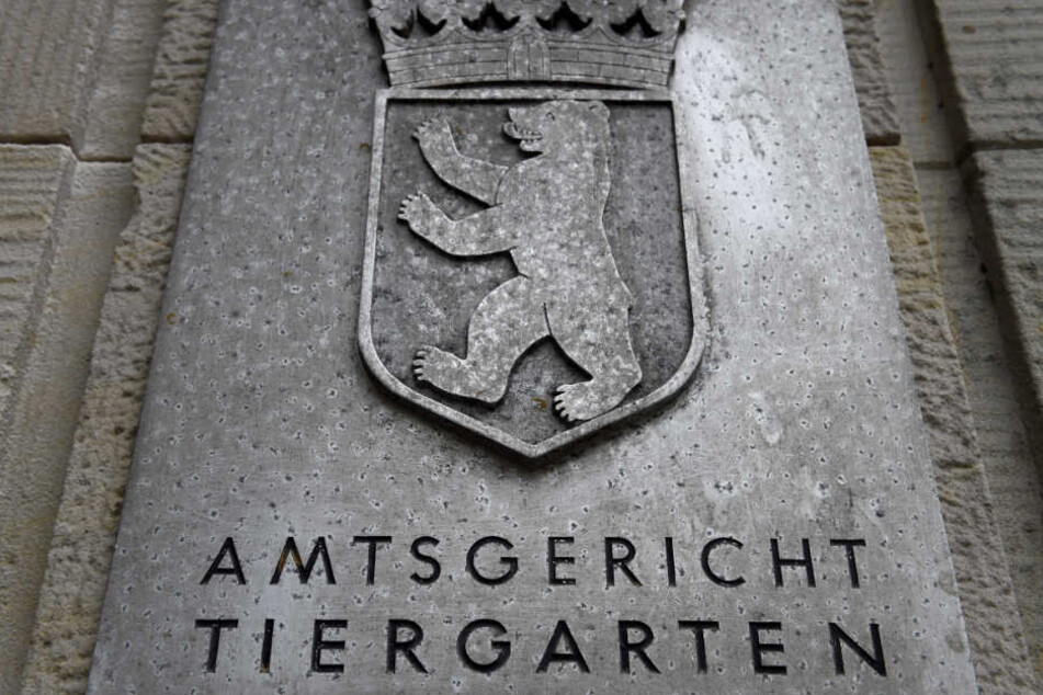 Ein Schild mit der Aufschrift "Amtsgericht Tiergarten". (Symbolbild)