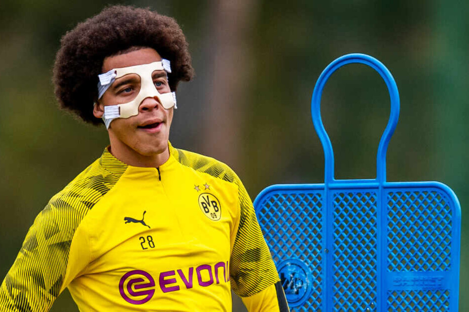 Immerhin einer! Mittelfeldspieler Axel Witsel trainiert nach seiner Gesichtsverletzung wieder mit dem Team.