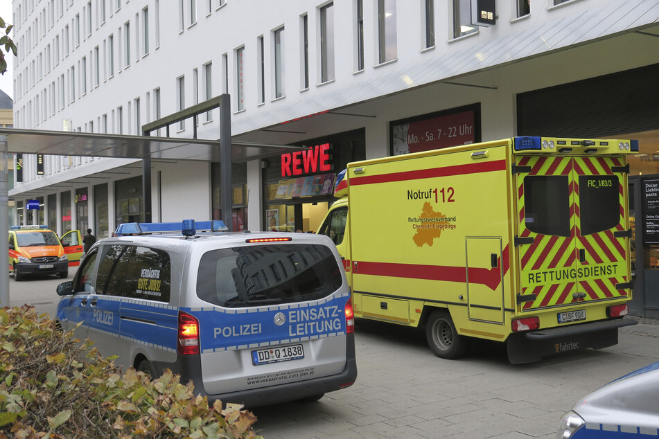 Zwei Mitarbeiter wurden am Montagabend von vier mutmaßlichen Ladendieben im REWE-Markt am Wall verletzt (Archivbild).