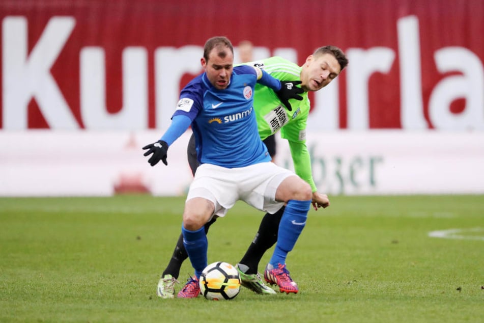 Daniel Frahn (hinten) beackerte in Rostock wie hier Amaury Bischoff Gegner und Rasen - es brachte nur wenig.