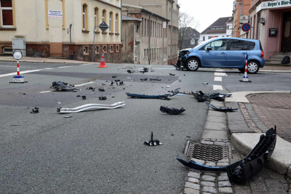 Trümmerteile liegen auf der Straße verteilt.