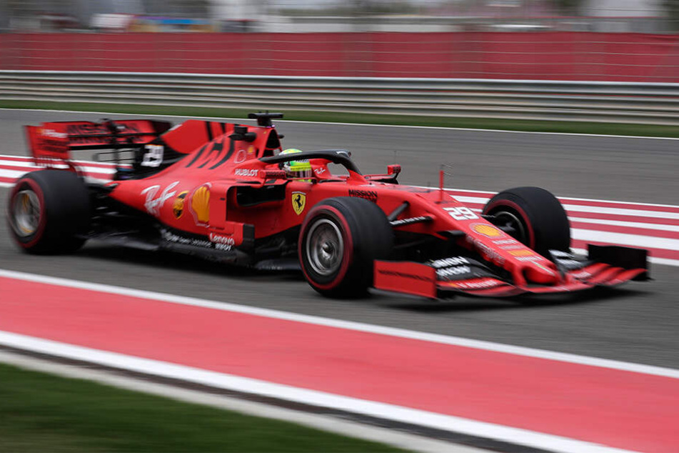 Mick Schumacher auf der Strecke bei seiner ersten Testfahrt im Formel-1-Ferrari.